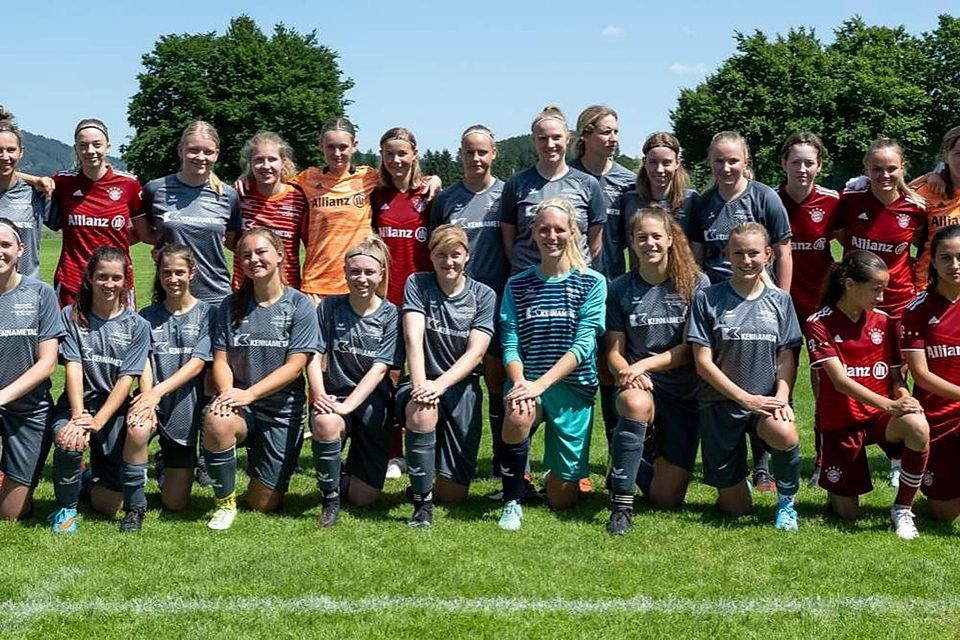 Gemeinsames Gruppenbild: Die verstärkte Frauen-Mannschaft des TSV Peiting (in grauen Trikots) und die U17 des FC Bayern München. Der Nachwuchs des deutschen Rekordmeisters
gewann diesen Vergleich mit 6:1.