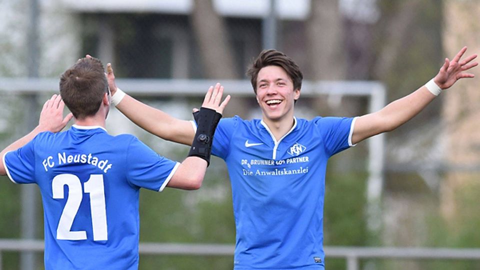 Volltreffer: Stefan Ketterer bejubelt das Neustädter 2:0 mit Ralf Schubnell. | Foto: Patrick Seeger