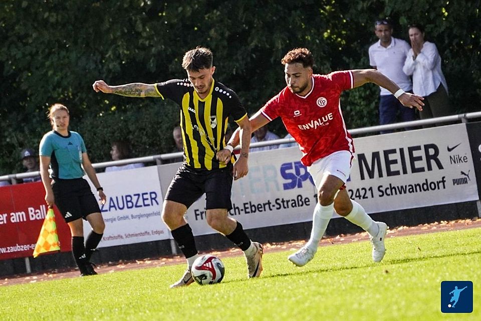 Passaus Ibo Yildirim (re.) hatte das 2:0 auf dem Fuß, scheiterte jedoch am Pfosten 