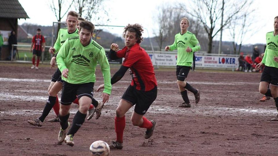 Schnappschuss aus der Partie des SV Krechting gegen den SC 26 Bocholt. Die Krechtinger in den grünen Trikots siegten mit 4:0. F: Monika Gajdzik