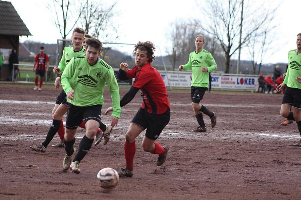 Schnappschuss aus der Partie des SV Krechting gegen den SC 26 Bocholt. Die Krechtinger in den grünen Trikots siegten mit 4:0. F: Monika Gajdzik