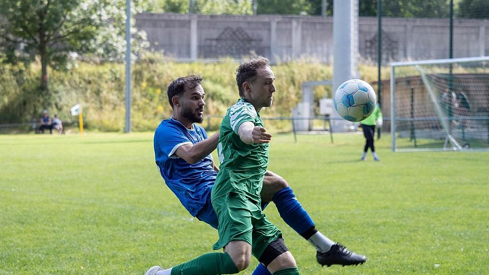 Mit breiter Brust ist ATSV-Doppeltorschütze (grün) Simon Basmann in die Testspielphase gestartet.