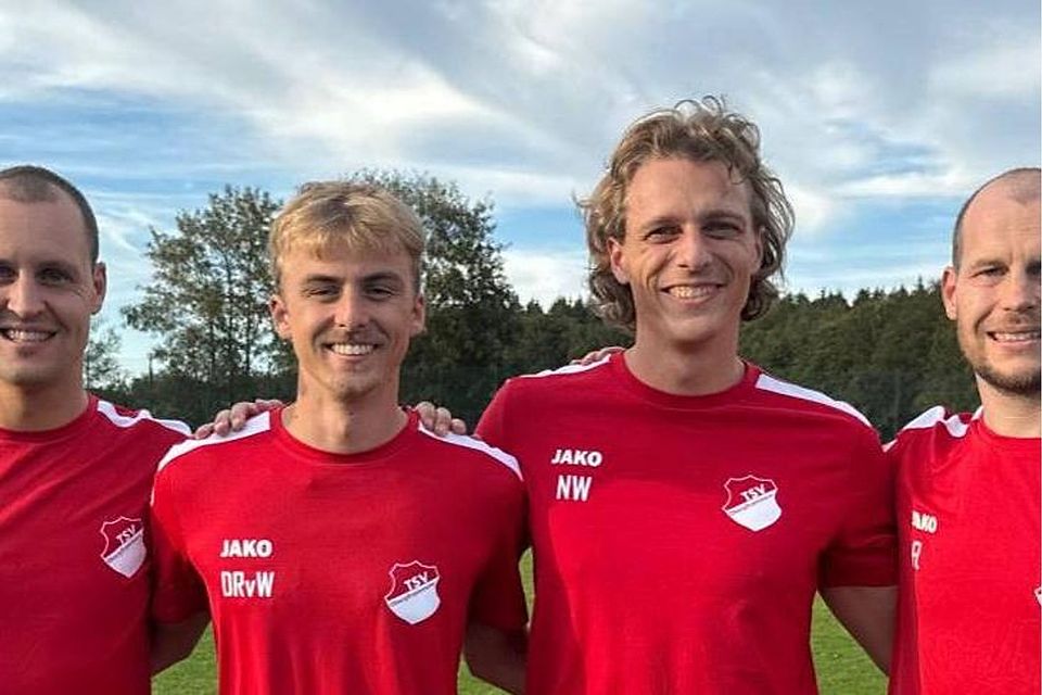 Die Cheftrainer (li.) Stefan und (r.) Florian Lechner mit den Zugängen (2.v.l.) Dominic Weinzierl und Niclas Wastian. Die Cheftrainer (li.) Stefan und (r.) Florian Lechner mit den Zugängen (2.v.l.) Dominic Weinzierl und Niclas Wastian.