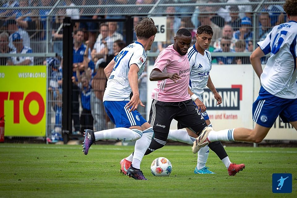 Arnold Budimbu (Mitte) trifft für Bocholt gegen Bielefeld. 