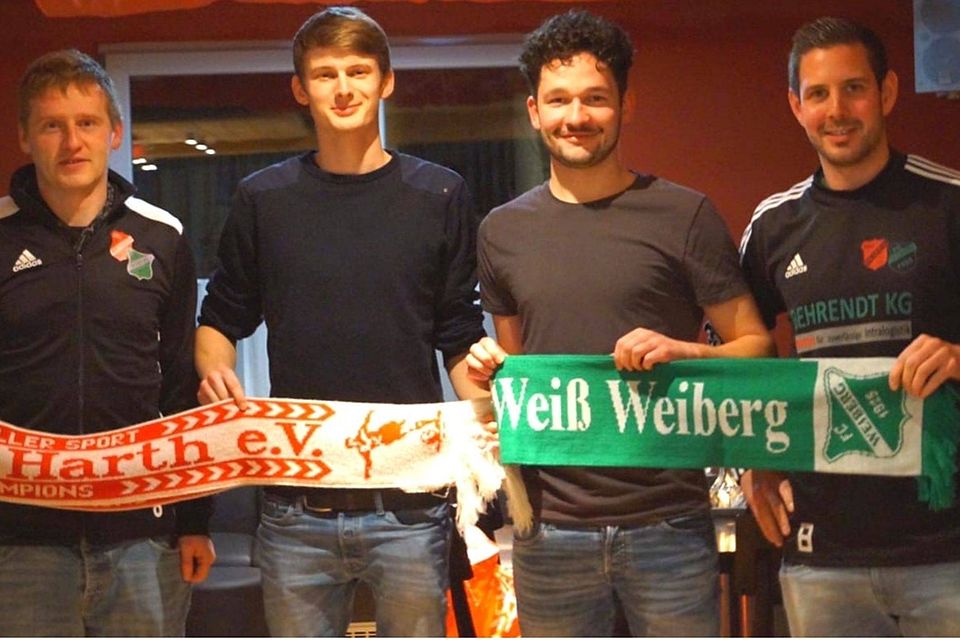 Björn Pilzecker (l.) und Matthias Berg (r.) freuen sich über die Zusage von Nils Vollmer (2.v.l.) und Robin Hüser (2.v.r.).