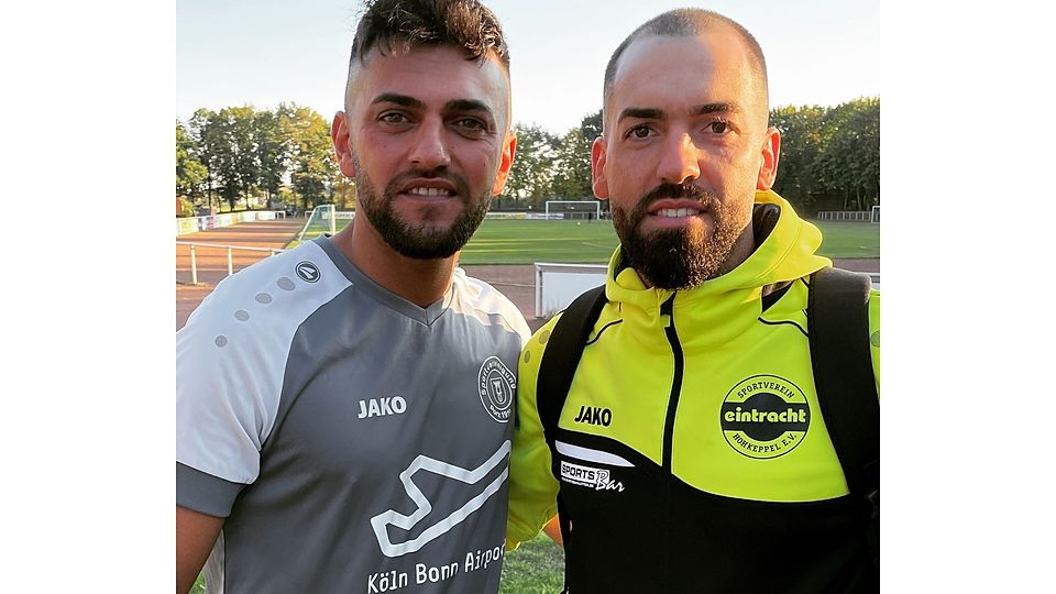 Kameradschaftlicher Austausch nach dem Spiel: Tugay Düzelten (SpVg. Porz) und Telmo Pires Teixera (SV Eintracht Hohkeppel)