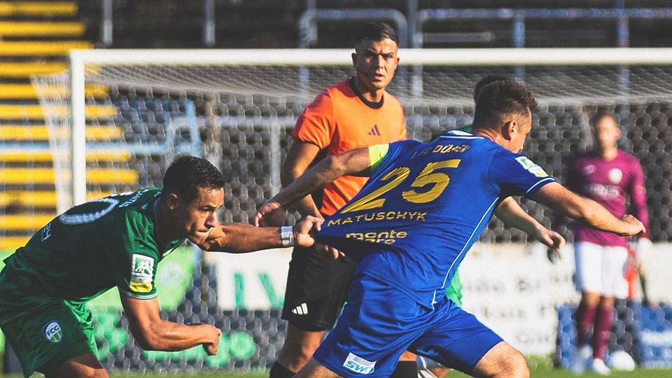 Im Hintergrund agiert Kandemir in dieser Regionalliga-Partie zwischen dem 1. FC Düren und dem FC Gütersloh.