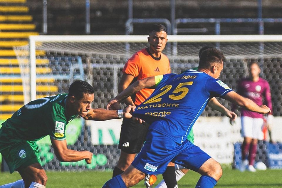 Im Hintergrund agiert Kandemir in dieser Regionalliga-Partie zwischen dem 1. FC Düren und dem FC Gütersloh.