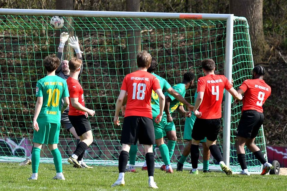 Die Entscheidung - Das 3-1 für Rot-Schwarz Kiel.