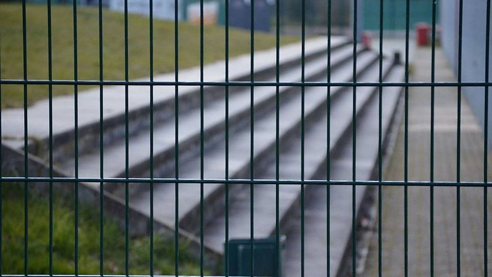 Die Plätze sind aufgrund der Corona-Krise derzeit gesperrt. Der Fußballbetrieb im gesamten Bundesgebiet ruht. Wir haben uns einmal umgehört, ob der Spielbetrieb in dieser Saison nochmal aufgenommen wird oder nicht.