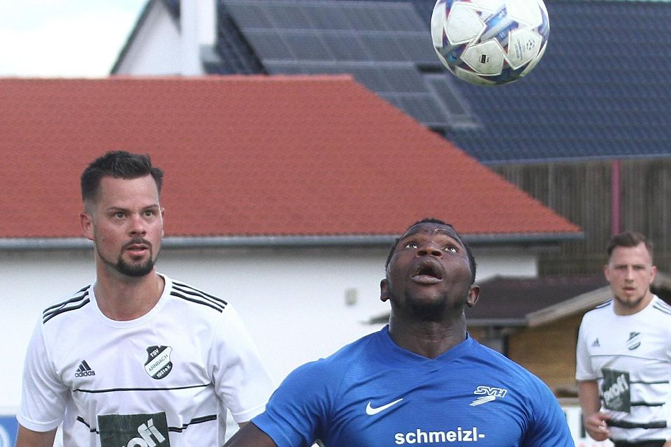 Sie haben besten Chancen auf den Titel, Jascha Beck (links) und seine Teamkollegen vom TSV Arnbach. Am Ball Haimhausens Torschütze Modibo Konare.
