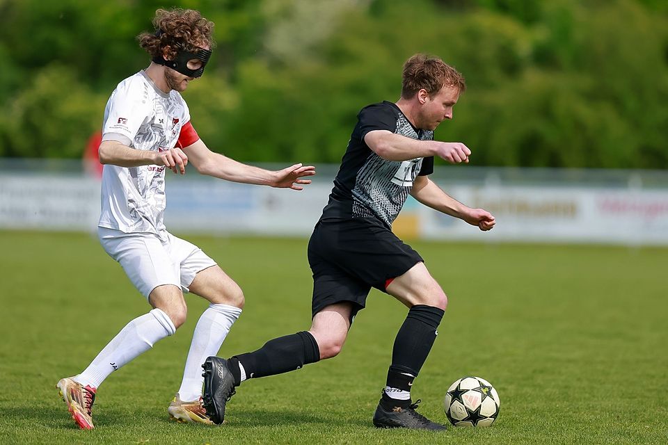 Führte den FC Rennertshofen mit seinen beiden Treffern zum wichtigen Heimsieg gegen Adelzhausen: Simon Pickhard (rechts). Führte den FC Rennertshofen mit seinen beiden Treffern zum wichtigen Heimsieg gegen Adelzhausen: Simon Pickhard (rechts).