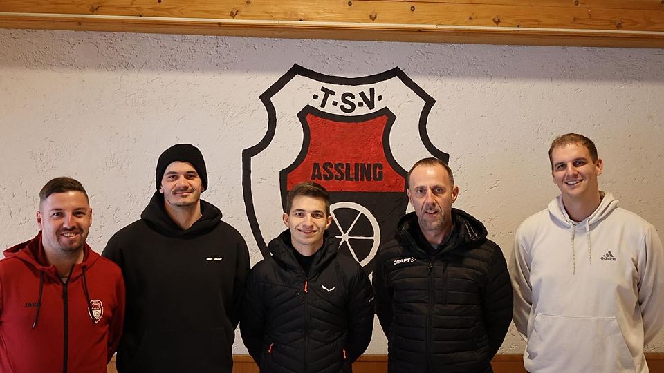 Ausgewiesenen Knipser geangelt: Über die Verpflichtung von (Mitte) Thomas Sommerfeld freuen sich Aßlings (v.l.) Cheftrainer Laszlo Ziegler, Abteilungsleiter Florian Knoblich, Sportleiter Willi Graupe und Abteilungsleiter Jonas Mertl.