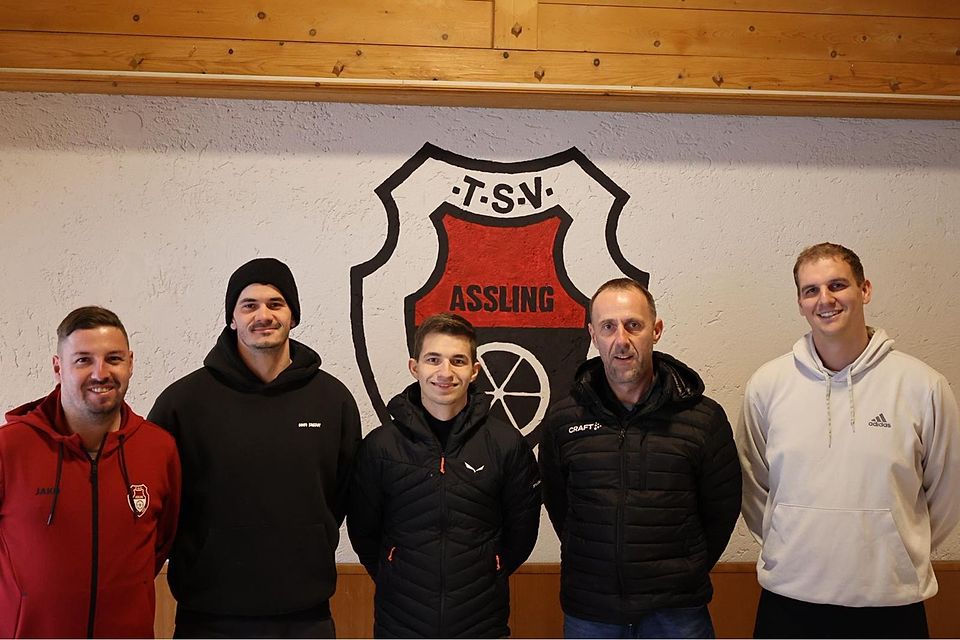 Ausgewiesenen Knipser geangelt: Über die Verpflichtung von (Mitte) Thomas Sommerfeld freuen sich Aßlings (v.l.) Cheftrainer Laszlo Ziegler, Abteilungsleiter Florian Knoblich, Sportleiter Willi Graupe und Abteilungsleiter Jonas Mertl. Ausgewiesenen Knipser geangelt: Über die Verpflichtung von (Mitte) Thomas Sommerfeld freuen sich Aßlings (v.l.) Cheftrainer Laszlo Ziegler, Abteilungsleiter Florian Knoblich, Sportleiter Willi Graupe und Abteilungsleiter Jonas Mertl.