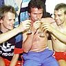 Als frischgebackener Deutscher Meister 1988/89: Hans Dorfner (v.li.) mit Trainer Jupp Heynckes und Teamkollege Hansi Flick. F: Bongarts/Getty Images