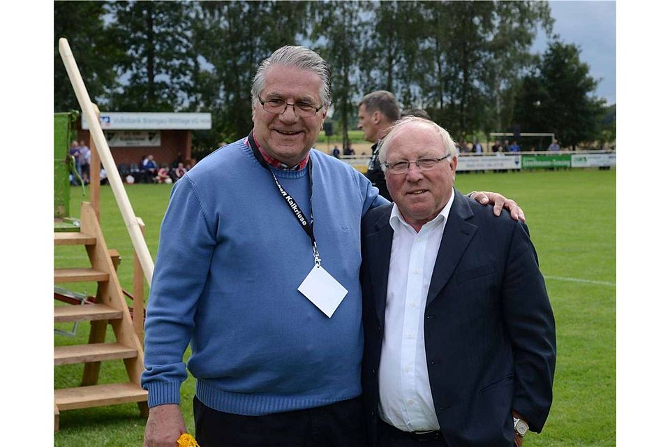 Traf in senem Amt oft auch Promis des Fußballsports: Helmut Buschmeyer, hier mit Uwe Seeler in Kalkriese. Foto: Kamper