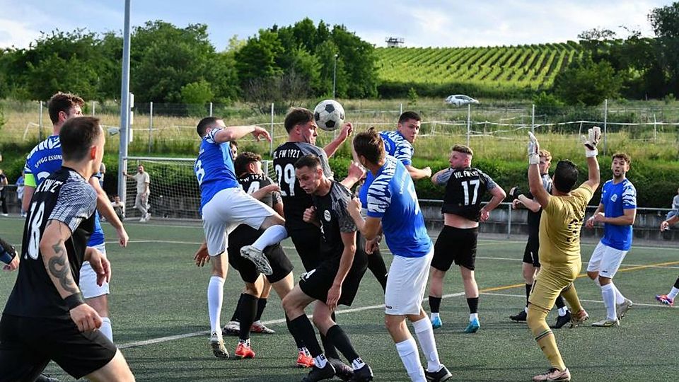 Es geht heiß her im Relegationsduell zwischen der Spvgg. Essenheim und dem VfL Frei-Weinheim.  	Foto: Kristina Schäfer/hbz