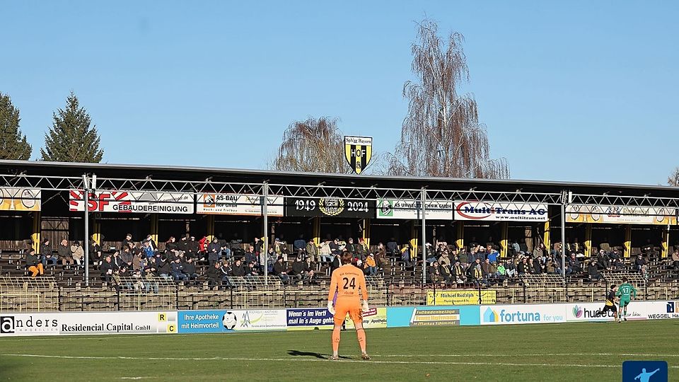 Während einige Partie der Bayernliga Nord wegen des frostigen Wetters abgesagt werden mussten, konnte in Hof gespielt werden. 550 Zuschauer kamen gegen Gebenbach auf die Grüne Au. 