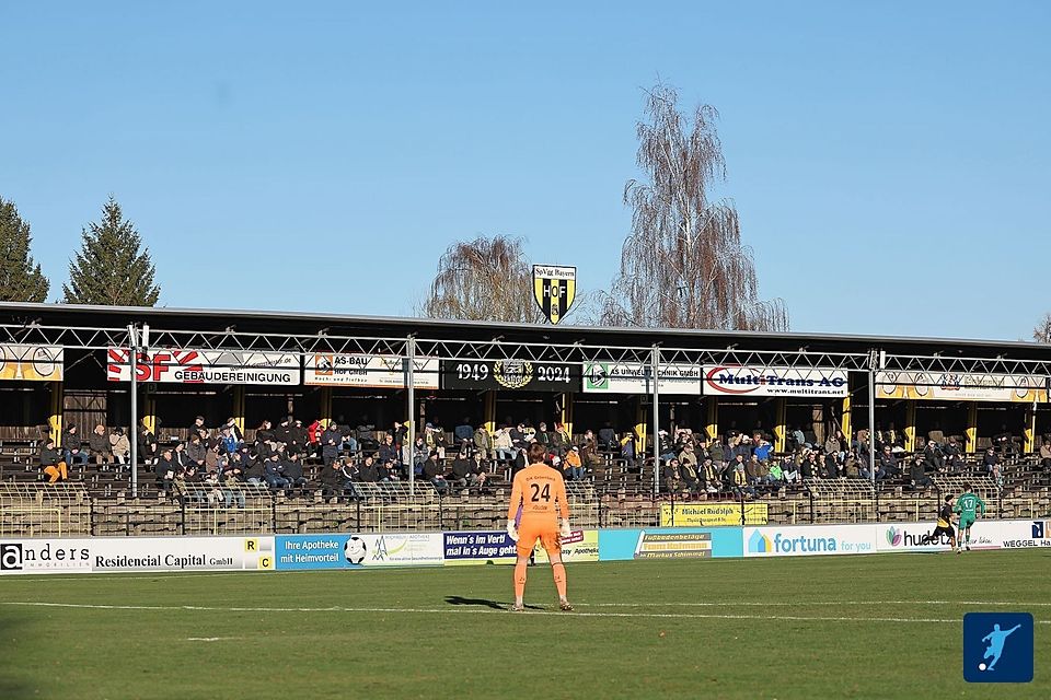 Während einige Partie der Bayernliga Nord wegen des frostigen Wetters abgesagt werden mussten, konnte in Hof gespielt werden. 550 Zuschauer kamen gegen Gebenbach auf die Grüne Au. 