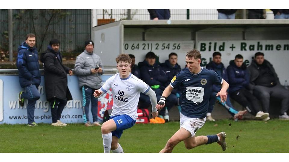 Wie schon in der vergangenen Saison, wenn auch mit anderem Personal, stehen sich der VfB Marburg (hier in Person von Michel Will im weißen Trikot) und der SV Hummetroth (Leon Raitz) in der Fußball-Hessenliga gegenüber. © Jens Schmidt
