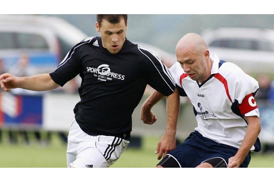 Sechs Jahre war Timm Walter (links, hier in einem Spiel gegen Hettingen/Inneringen) schon Spielertrainer seines Heimatvereins TSG Rottenacker, zu dem er im Sommer als Trainer zurückkehrt. SZ-Archivfoto: thw Sechs Jahre war Timm Walter (links, hier in einem Spiel gegen Hettingen/Inneringen) schon Spielertrainer seines Heimatvereins TSG Rottenacker, zu dem er im Sommer als Trainer zurückkehrt. SZ-Archivfoto: thw