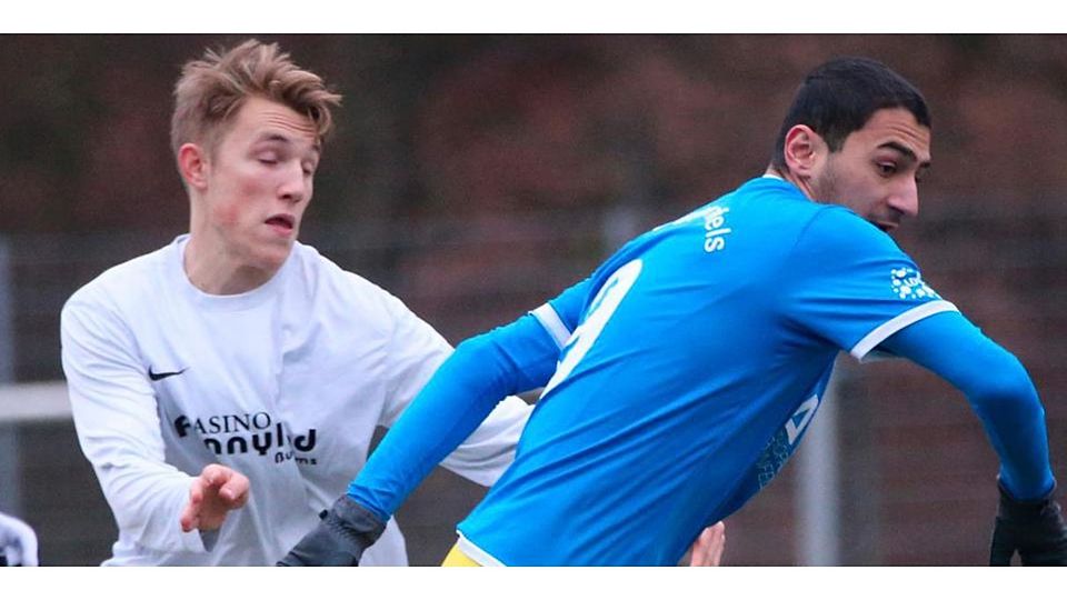  Nur in dieser Szene ist Pedram Afrooghi (r.) vom FSV Braunfels dem Burgsolmser Silas Weber entwischt. In der Saison ist der FCB meilenweit vor den Schlossstädtern zu finden. Foto: Steffen Bär (© Steffen Bär) 