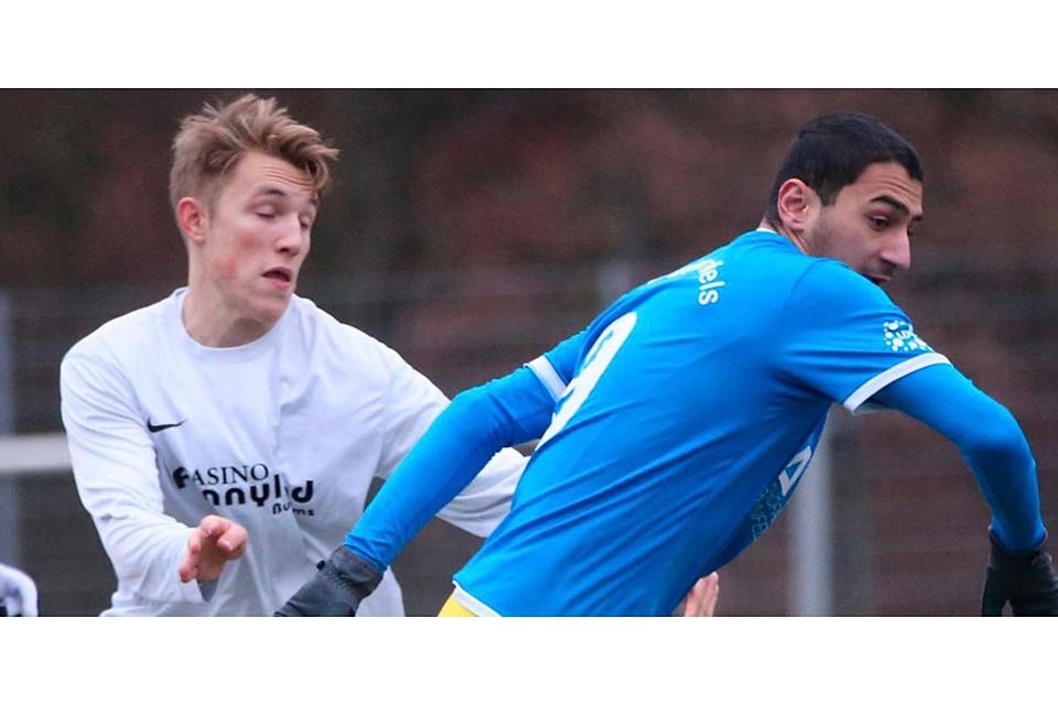  Nur in dieser Szene ist Pedram Afrooghi (r.) vom FSV Braunfels dem Burgsolmser Silas Weber entwischt. In der Saison ist der FCB meilenweit vor den Schlossstädtern zu finden. Foto: Steffen Bär (© Steffen Bär) 