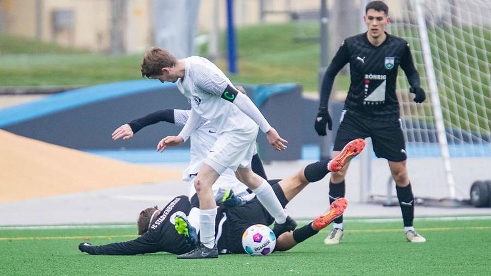 Ins Stolpern geriet der A-Liga-Tabellenzweite FC Starkenburgia Heppenheim (am Boden Felix Walther) beim Kellerkind VfR Bürstadt (am Ball Jonas Fornoff), gab in der Nachspielzeit den Sieg noch aus der Hand.	Foto: Thorsten Gutschalk