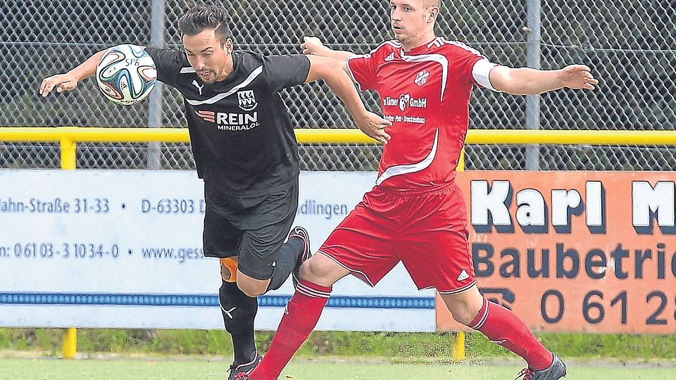 Hiergeblieben: Wallrabensteins Kerby Hofmann (links) wird vom Orlener Maurice Burkhardt unsanft gestoppt. Foto: rscp