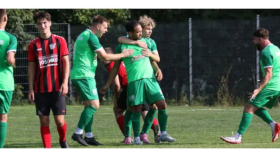 Wie im Hinspiel jubelt am Ende Stadtallendorf und die Kicker der SG Silberg/Eisenhausen stehen bedröppelt da. Beim 8:1-Heimsieg des Spitzenreiters traf alleine Guilherme Appel Prestes da Silva in der zweiten Halbzeit dreimal. © Jens Schmidt