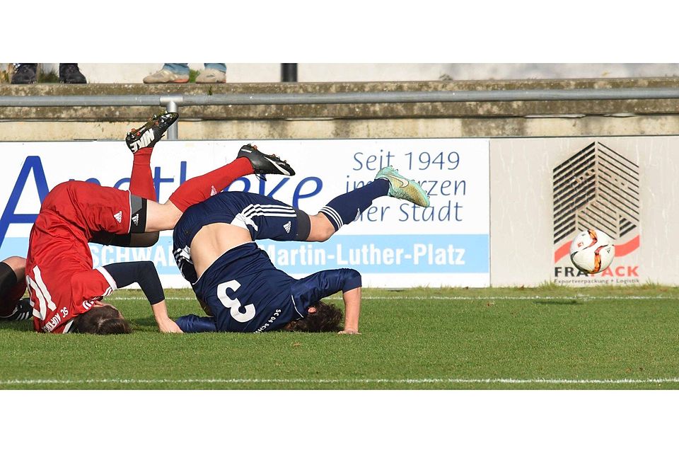 Ein doppelter Purzelbaum im Spitzenspiel: Aufkirchen (rot) hatte das bessere Ende für sich. F: Robert Schmitt