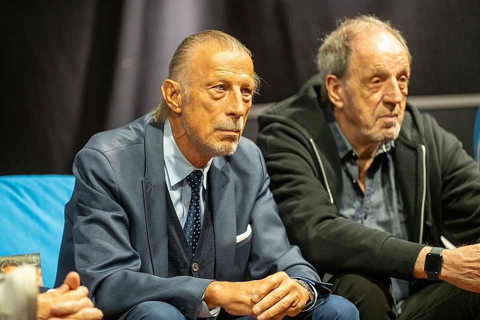 Bereits von der Krankheit gezeichnet nahm Christoph Daum (li.) noch an der Buchvorstellung von Rudi Assauer "Macher der Herzen" im April diesen Jahres teil. Bereits von der Krankheit gezeichnet nahm Christoph Daum (li.) noch an der Buchvorstellung von Rudi Assauer "Macher der Herzen" im April diesen Jahres teil.