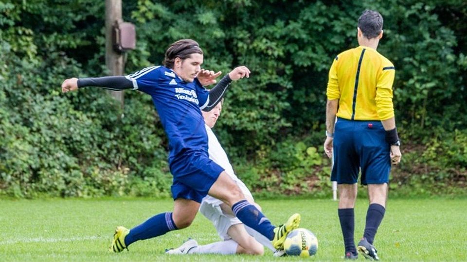 Alban Mustafi (blaues Trikot) im Spiel gegen Gaste-Hasbergen. F: Bernd Seyme