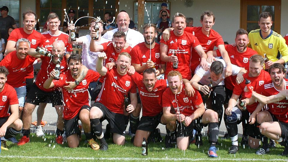Kreisklasse wir kommen: Mit Bierdusche und -fontänen haben die Kicker des TSV Königsdorf Sieg, Meisterschaft und Aufstieg feuchtfröhlich gefeiert.