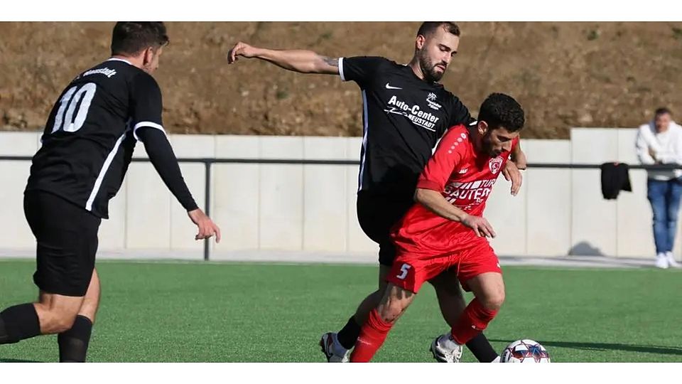 Türk-Gücü-Abwehrrecke Abdurrahman Tasiran zeigt gegen Neustadt eine starke Vorstellung. Hier hat er VfL-Stürmer Tom Bauscher den Ball abspenstig gemacht. © Jens Schmidt