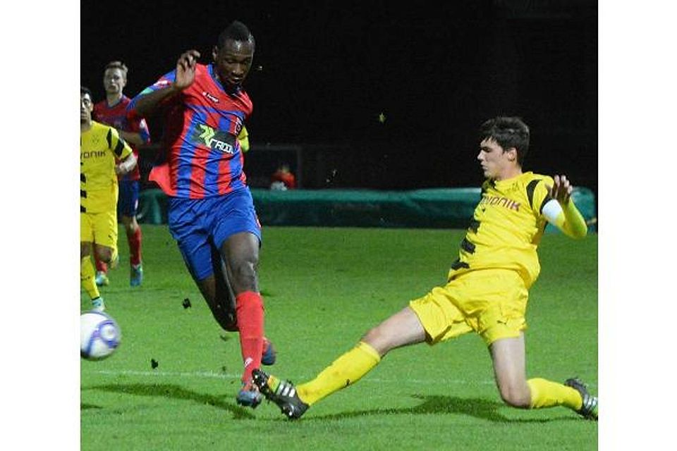 Mit seinem Treffer zum 1:3 leitete Tarsis Bonga (links) die Aufholjagd des Bonner SC ein.  Foto: Horst Müller