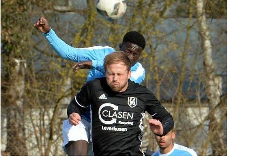 Fortunas Mohamed Loum (hinten) gegen Schlebuschs Nick Rohrbeck.