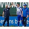 Glückwunsch an die „Tormaschine“: Neu-Anspachs Trainer Rico Henrici (links) und sein „Goalgetter“ Marco Weber, der mit 43 Treffern Torschützenkönig in der Gruppenliga Frankfurt West geworden ist.