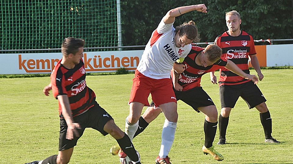 Der TSV Aindling um Patrick Modes (Mitte) ist gegen den TSV Pöttmes in der Favoritenrolle. 