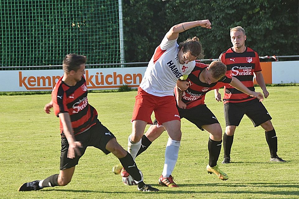 Der TSV Aindling um Patrick Modes (Mitte) ist gegen den TSV Pöttmes in der Favoritenrolle. 