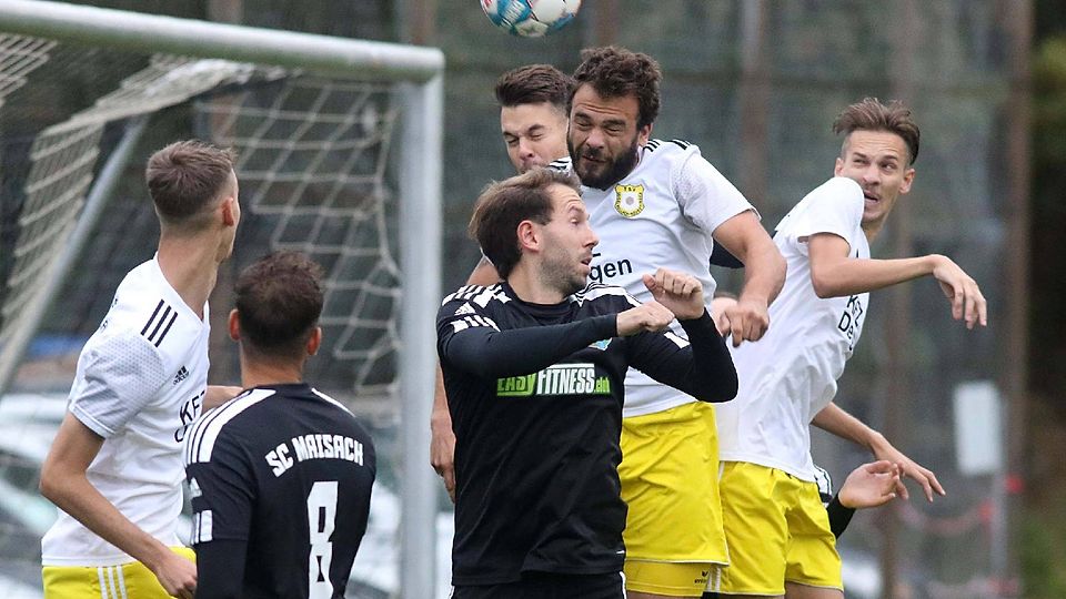 Der SC Maisach (dunkle Trikots) holte nur ein Remis gegen den TSV Peiting.