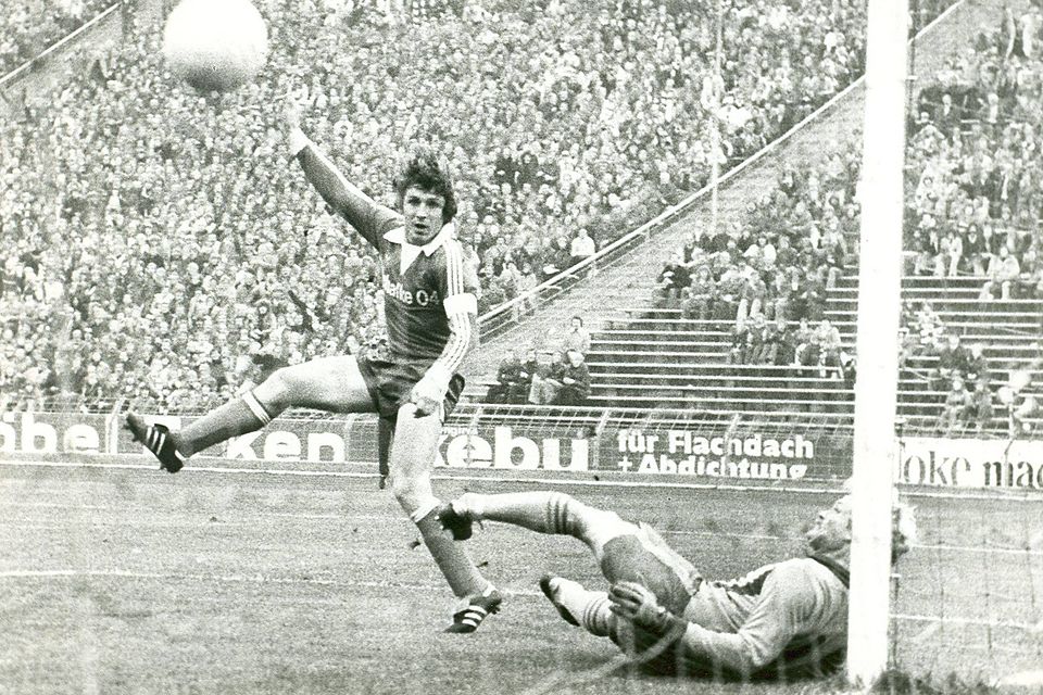S04 - 1. FC Kaiserslautern 1:1 am 28.10.1978: Der gebürtige Waidler Klaus Fischer erzielt eines seiner vielen Tor für Schalke.