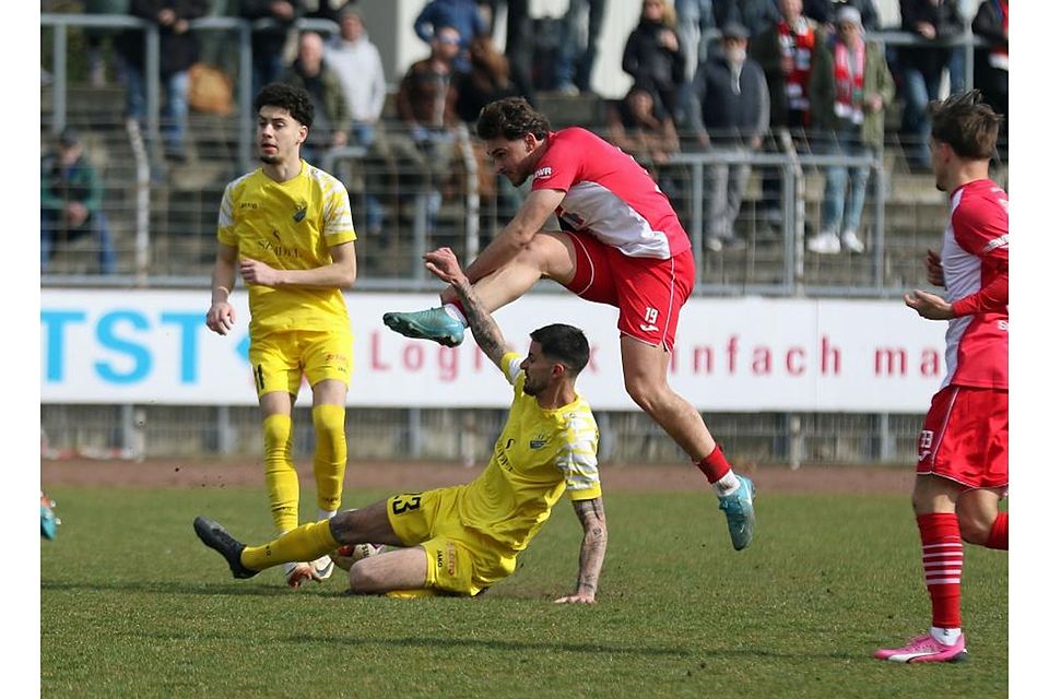 Wormatia-Angreifer Erijon Shaqiri traf wie schon beim Jahresauftakt in Diefflen auch im Heimspiel gegen Morlautern. In dieser Szene überspringt der Stürmer SVM-Spieler Maximilian Riehmer.	Foto: Christine Dirigo/pakalski-press