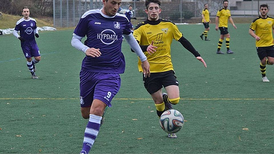 Nur hinterher laufen konnten Maximilian Lipp (rechts) und seine Kameraden vom TSV Gersthofen im Testspiel gegen Schwaben Augsburg (links Stefan Strohhofer).  Foto: Oliver Reiser