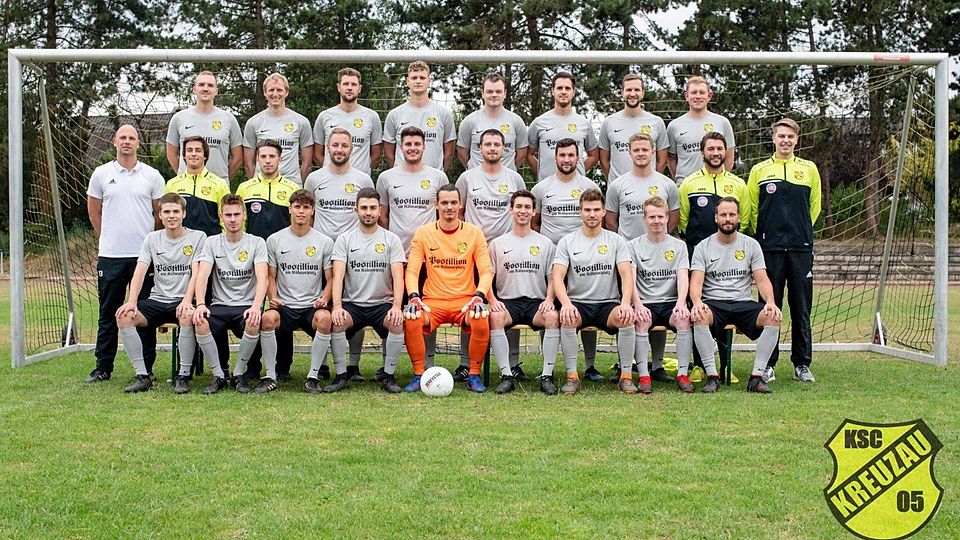 Steigen dank des besten Quotienten in die Kreisliga A auf: Die Spieler des SC Kreuzau und ihr Trainer Olaf Ramm (Mitte links). 