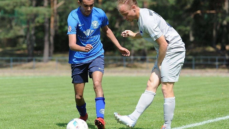 Max Mulack (rechts) trägt ab sofort das Trikot des FV Erkner.