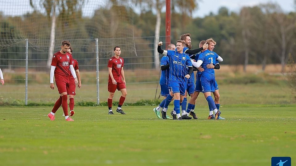 Almoos feiert das 0:1 von Johannes Krämer bei der 3:1 Niederlage in Klingsmoos