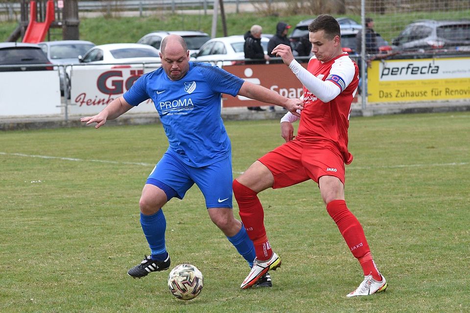Altisheim (mit Johannes Förg, rechts) spielte gegen Reimlingen lange in Unterzahl, ein Tor blieb dem Team verwehrt.