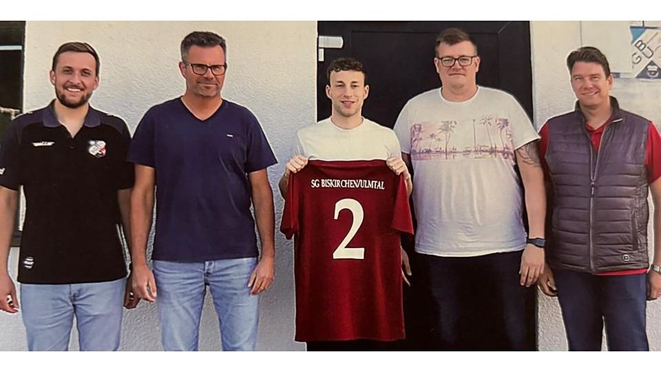 Offizielle Vorstellung: Kevin Schweitzer (M.) ist neuer Spielertrainer bei der SG Biskirchen/Ulmtal. © SG Biskirchen/Ulmtal