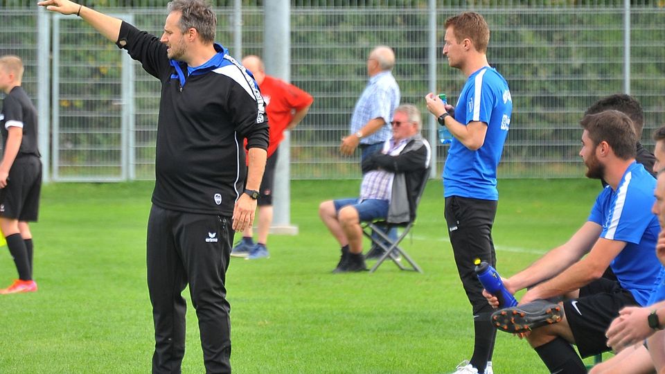 Hier geht‘s lang: Glötts Trainer Markus Rickauer gibt seinen Schützlingen die Richtung vor. Unterstützt wird er von Eduard Keil (rechts).